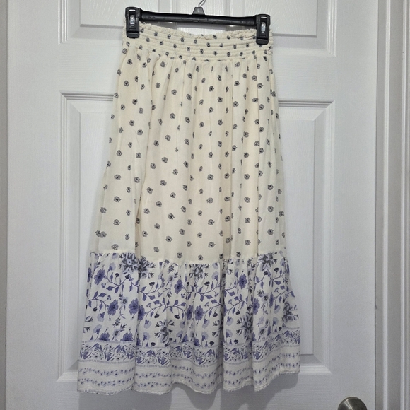 Old Navy San Francisco Cream Blue Floral Smocked Pull on Midi Skirt Size XS Boho - Picture 2 of 10